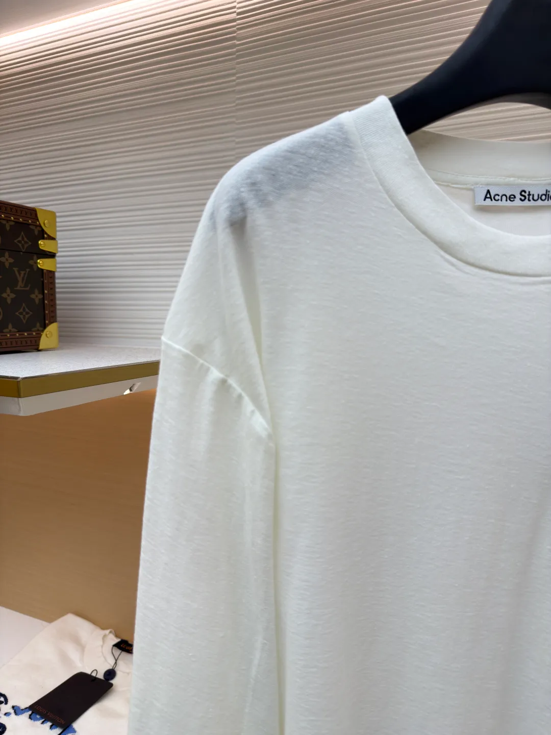 Acne Studios linen printed long sleeves ●Original version: Purchased and developed for 3199 ●Item number: 1681393-A05 ●Fabric: linen fabric ●Technology: Printing production ●Color: white ●Version: Fitted version ●Weight: about 215 grams ●Size: S-M-L ●Description: The fabric is blended with 85% combed cotton and 15% linen. Combed cotton provides the skin-friendly feel, durability and smooth texture of clothing when worn next to the skin; while the injection of 15% linen is the soul of the design - it breaks the mediocrity of pure cotton and brings the iconic natural irregular knotted texture, unique dryness and breathability, as well as a micro-wrinkle texture and retro charm that become more natural over time. This ratio not only ensures comfort, but also gives the fabric a three-dimensional, relaxed and vital high-level texture. The pattern decoration on the chest adopts traditional and elegant screen printing technology. This is not a simple flat transfer, but by making a fine screen and manually scraping the ink layer by layer onto the surface of the fabric. The overall wiring is straight and delicate, the fabric is comfortable and soft, and the color is consistent without color difference. It can be matched with the same style to create a fashionable look and control various occasions. Customized accessories, complete with three standards, same style for men and women!